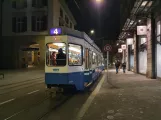 Zürich Straßenbahnlinie 4 mit Niederflurbeiwagen 2004 auf Rathaus (2020)