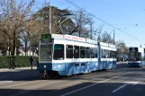 Zürich Straßenbahnlinie 8 mit Gelenkwagen 2043 nahe bei Bellevue (2021)