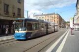 Zwickau Straßenbahnlinie 4 mit Niederflurgelenkwagen 906 am Neumarkt (2015)