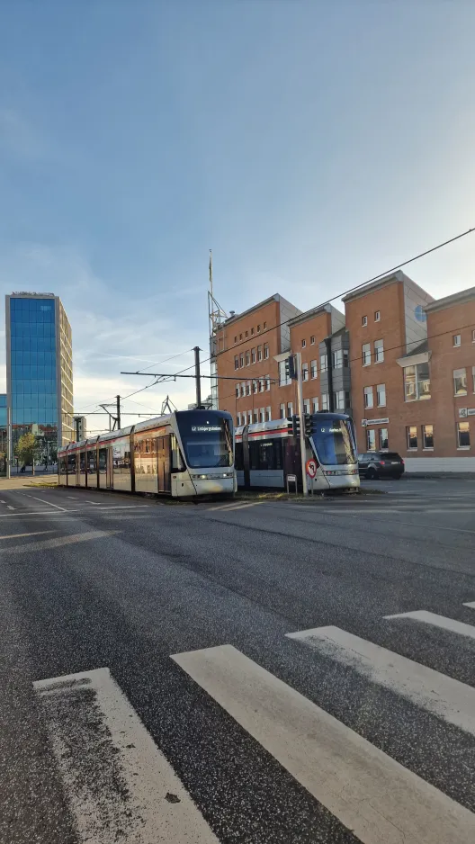 Aarhus Stadtbahn Linie L2 mit Niederflurgelenkwagen 1106-1206 auf Nørreport (2024)