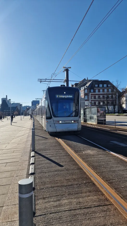 Aarhus Stadtbahn Linie L2 mit Niederflurgelenkwagen 1106-1206nah Skolebakken (2025)