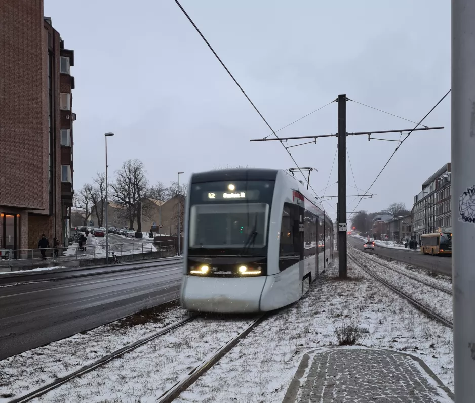 Aarhus Stadtbahn Linie L2 mit Niederflurgelenkwagen 2102-2202 am Nørreport (2021)
