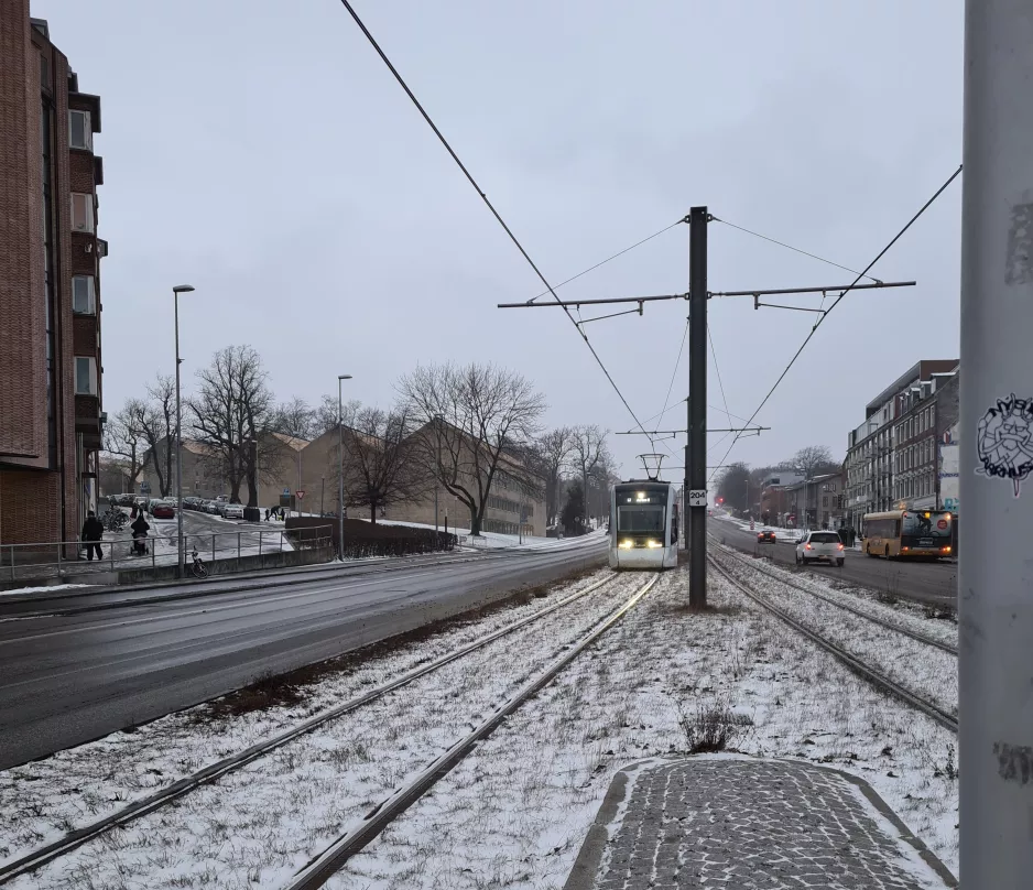 Aarhus Stadtbahn Linie L2 mit Niederflurgelenkwagen 2102-2202nah Nørreport (2021)