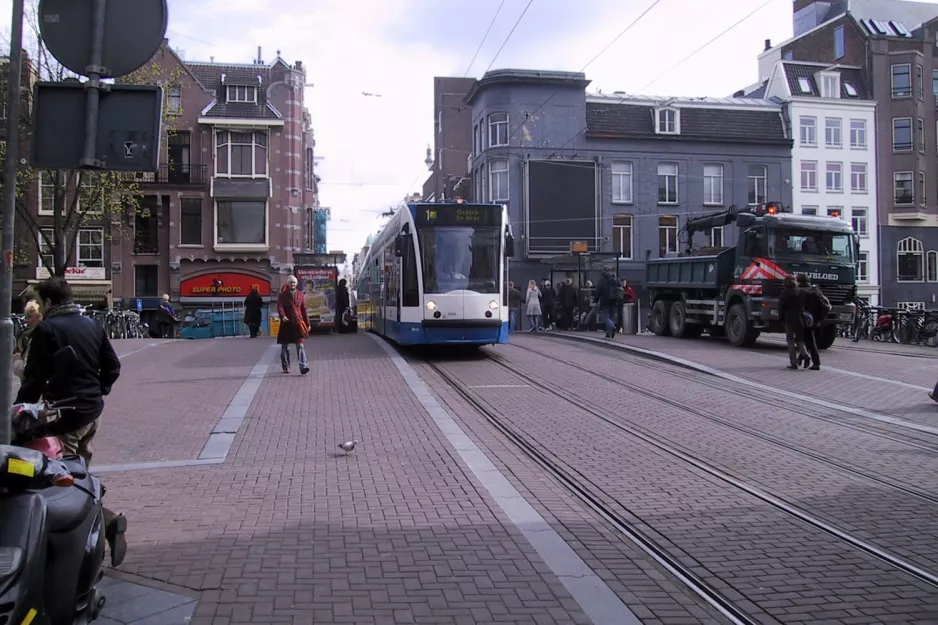 Amsterdam Straßenbahnlinie 1 mit Niederflurgelenkwagen 2042 auf Leidsestraat (2004)