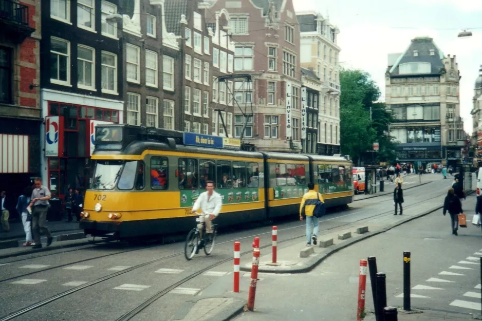 Amsterdam Straßenbahnlinie 2 mit Gelenkwagen 702 auf Koningsplein (2000)