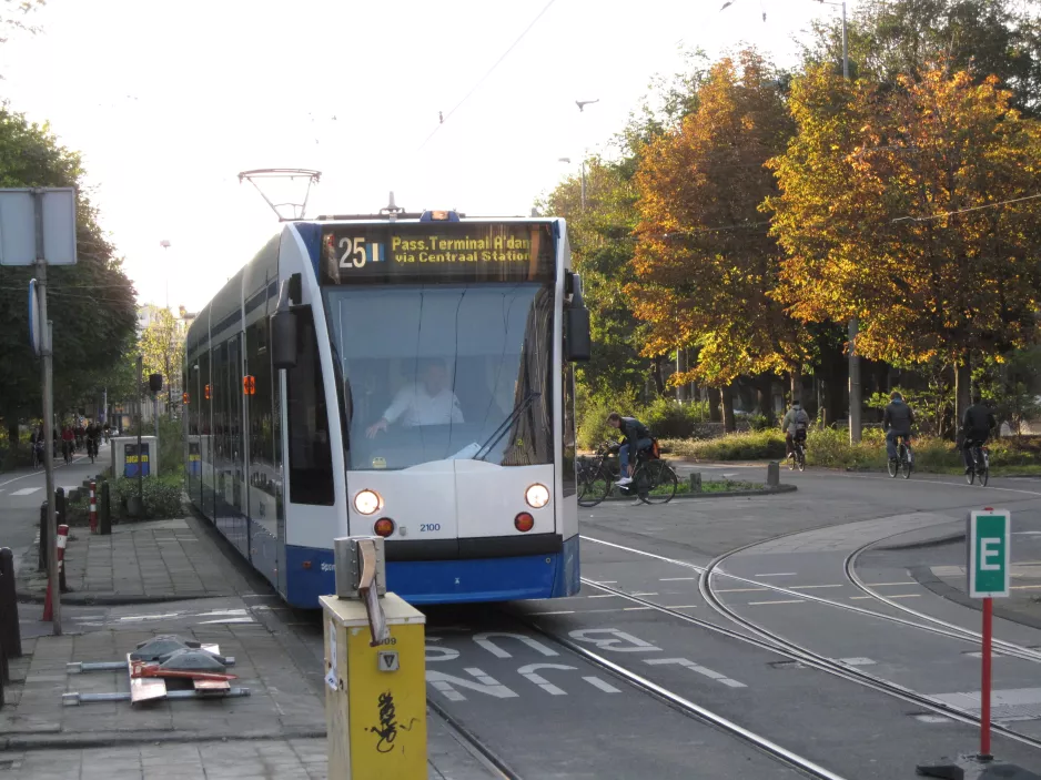 Amsterdam Straßenbahnlinie 25 mit Niederflurgelenkwagen 2100 auf Frederiksplein (2009)