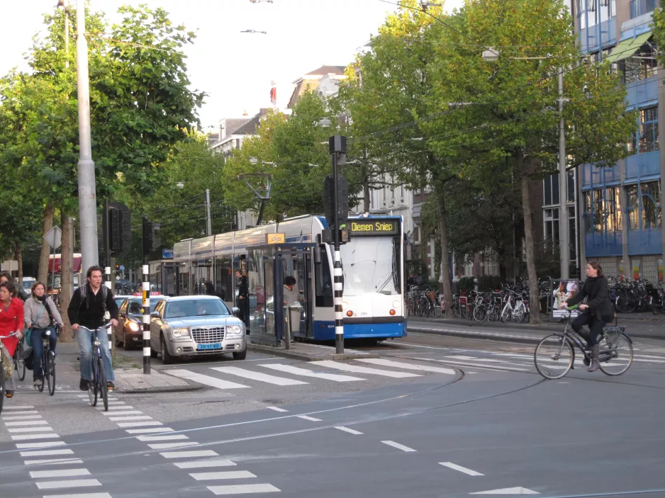 Amsterdam Straßenbahnlinie 9 mit Niederflurgelenkwagen 2100 am Rembrandtplein (2009)