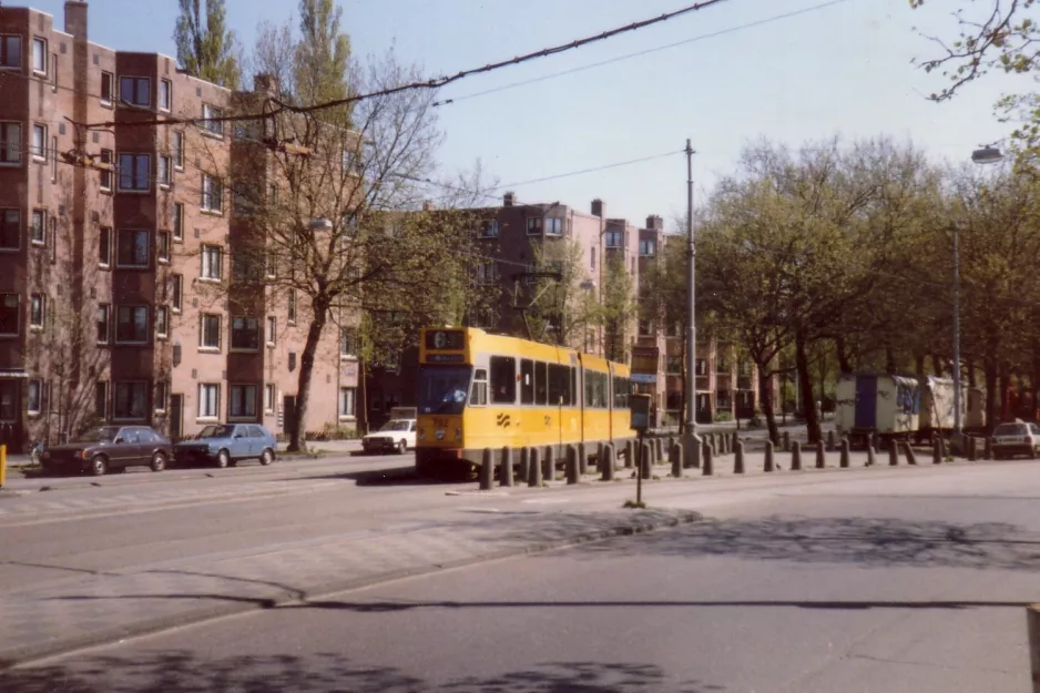 Amsterdam Zusätzliche Linie 6 mit Gelenkwagen 792 nahe bei Haarlemmermeerstation (1989)