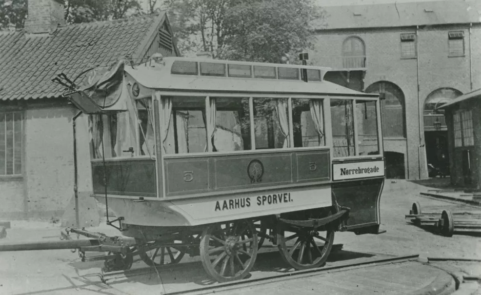 Archivfoto: Aarhus Pferdestraßenbahnwagen 5 innen Scandia's gård, Vorderansicht (1884)