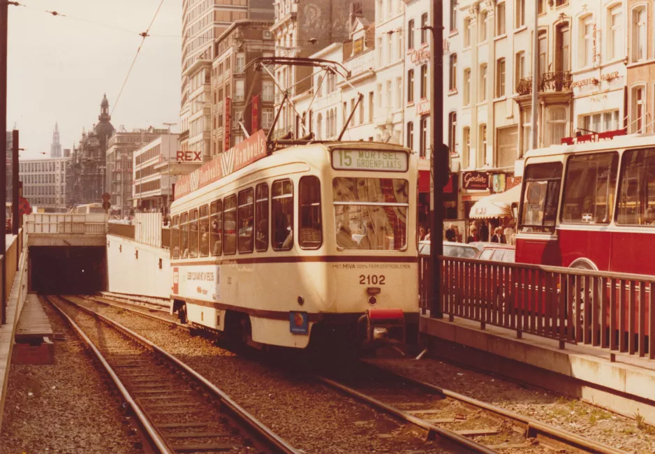 Archivfoto: Antwerpen Straßenbahnlinie 15 mit Triebwagen 2102 auf Avenue Keyzer/De Keyzerlei (1978)