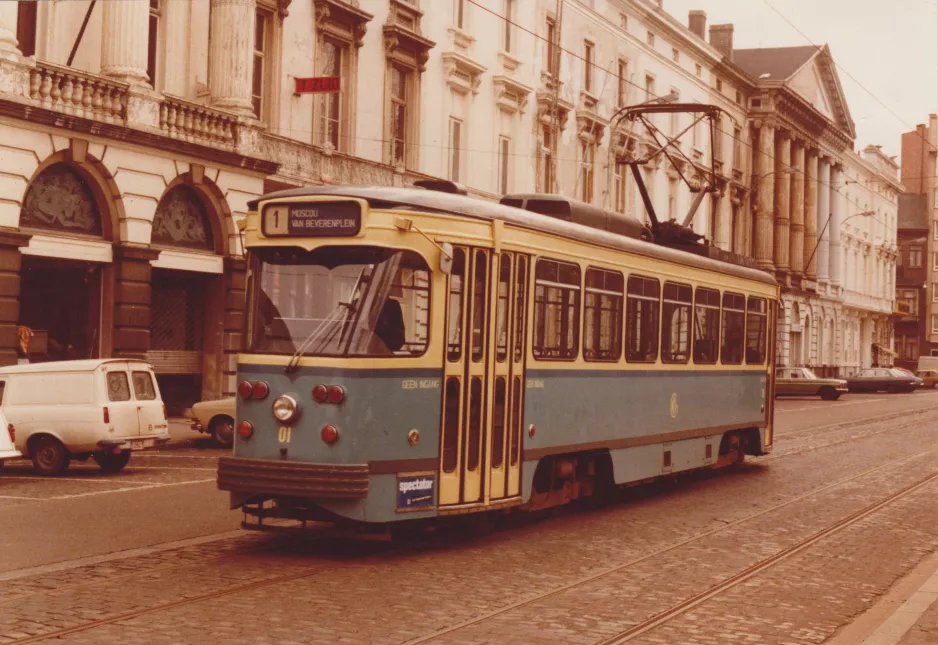 Archivfoto: Gent Straßenbahnlinie T1 mit Triebwagen 01 auf Graaf van Vlaanderenplein (1978)