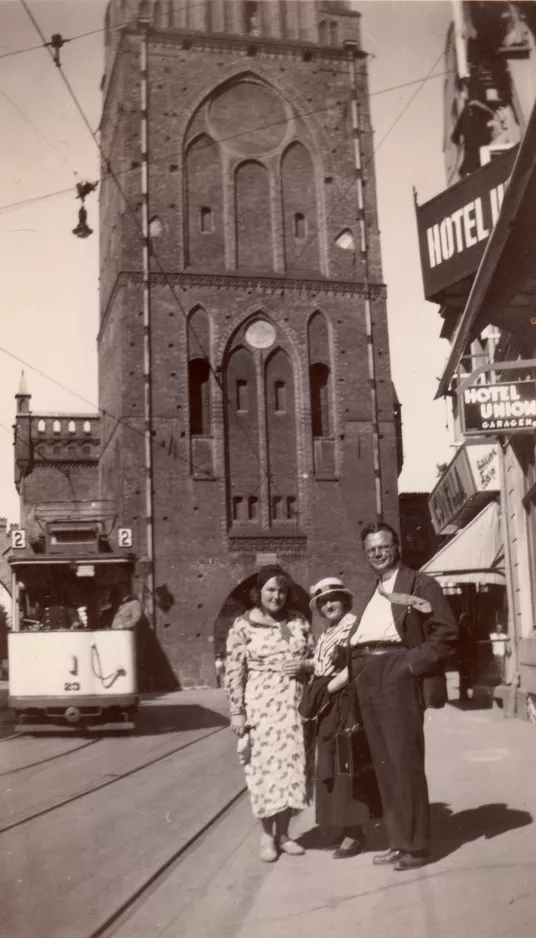 Archivfoto: Rostock Zusätzliche Linie 2 mit Triebwagen 23nah Sankt-Petri-Kirche (1923-1930)