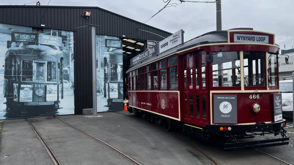 Auckland Triebwagen 466 vor Auckland Dockline Tram (2024)