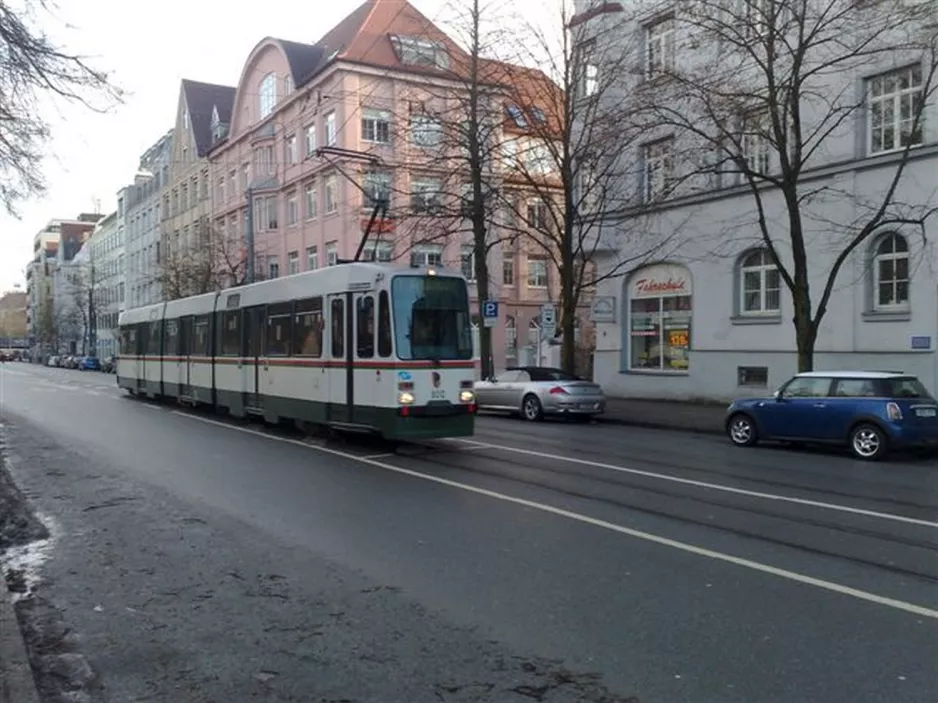 Augsburg Straßenbahnlinie 1 mit Gelenkwagen 8001 nahe bei Königsplatz (2010)