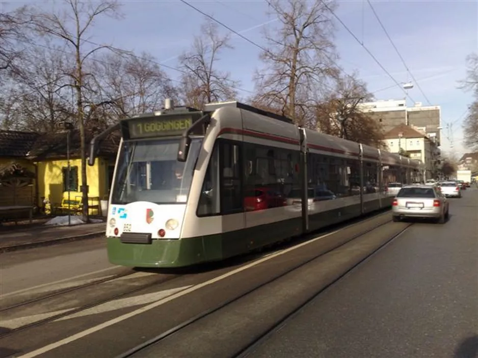 Augsburg Straßenbahnlinie 1 mit Niederflurgelenkwagen 852 nahe bei Königsplatz (2010)