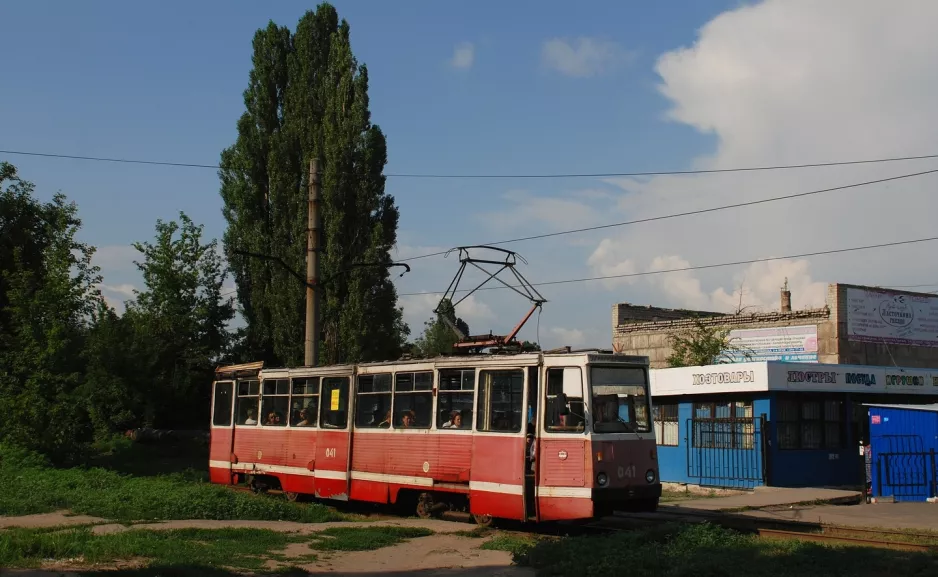 Awdijiwka Straßenbahnlinie 2 mit Triebwagen 041 am Vulytsya Karla Marksa (2012)