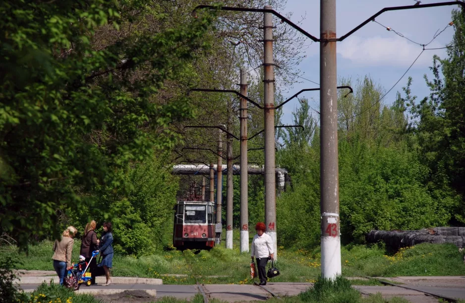 Awdijiwka Straßenbahnlinie 2 mit Triebwagen 041 auf Vulytsya Karla Marksa, Vorderansicht (2011)