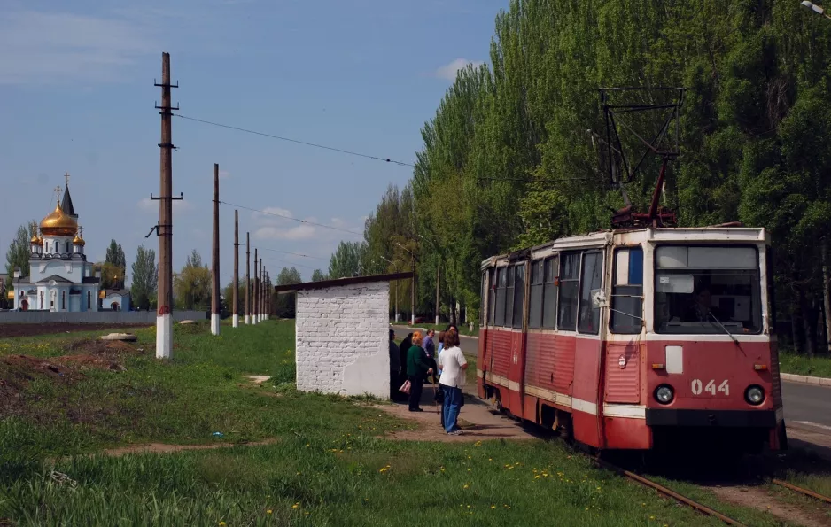 Awdijiwka Straßenbahnlinie 2 mit Triebwagen 044 auf Vulytsya Karla Marksa (2011)