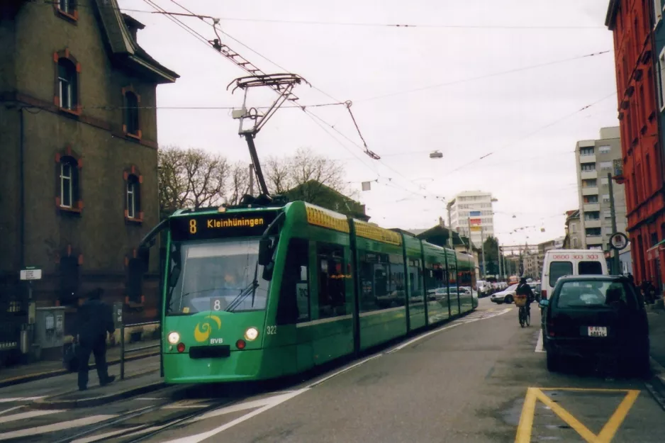 Basel Straßenbahnlinie 8 mit Niederflurgelenkwagen 322 am Wiesenplatz (2006)