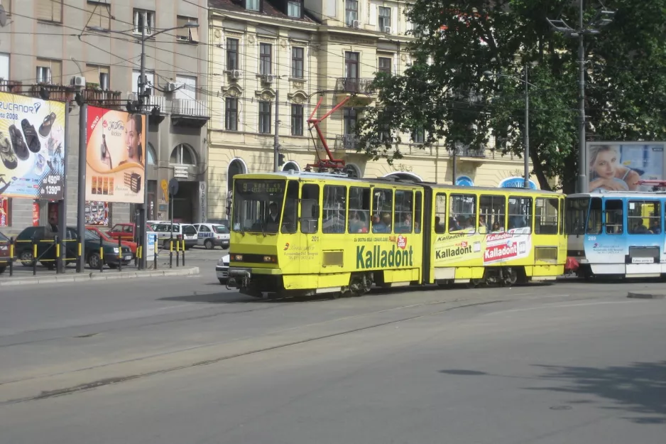 Beograd Straßenbahnlinie 9 mit Gelenkwagen 201nah Ekonomski Fakultet (2008)