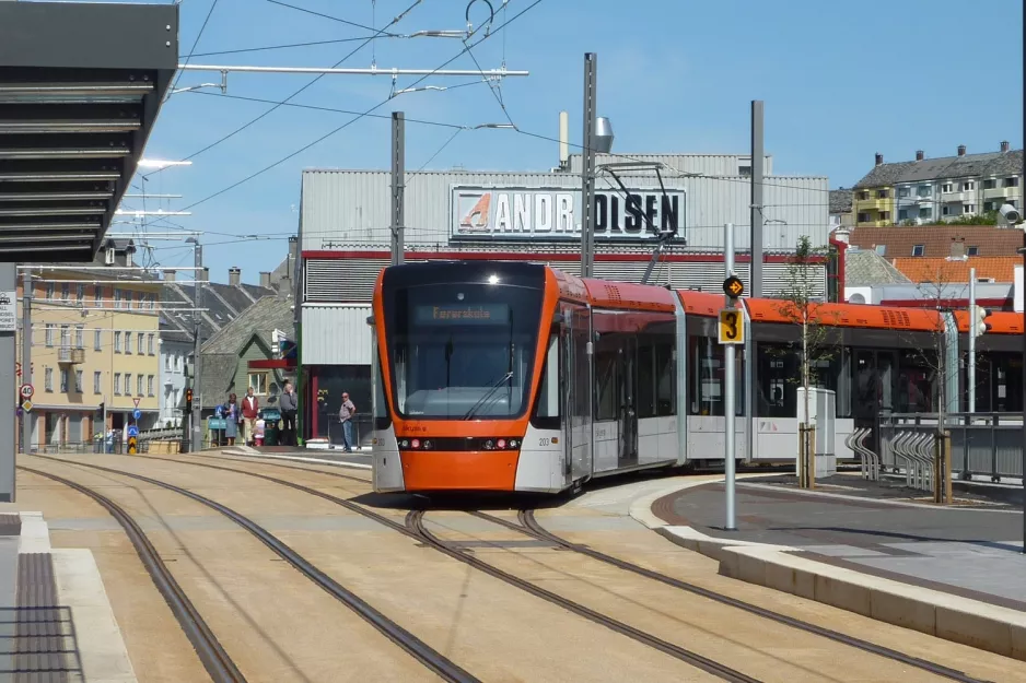 Bergen Niederflurgelenkwagen 203 nahe bei Kronstad (2010)