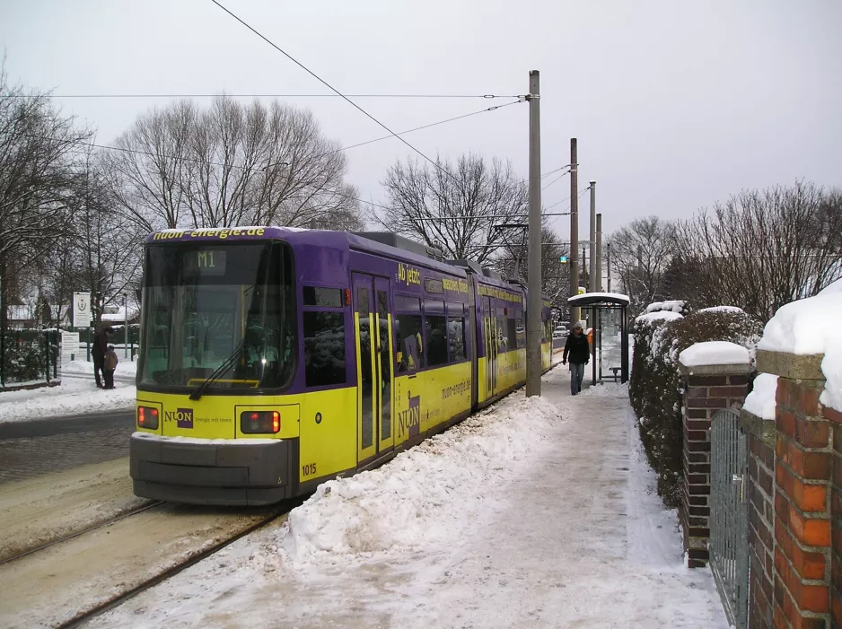 Berlin Schnelllinie M1 mit Niederflurgelenkwagen 1015 am Heinrich-Böll-Str. (2010)