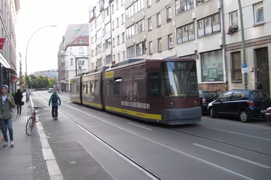 Berlin Schnelllinie M1 mit Niederflurgelenkwagen 1098nah U Weinmeisterstr. / Gipsstr. (2012)