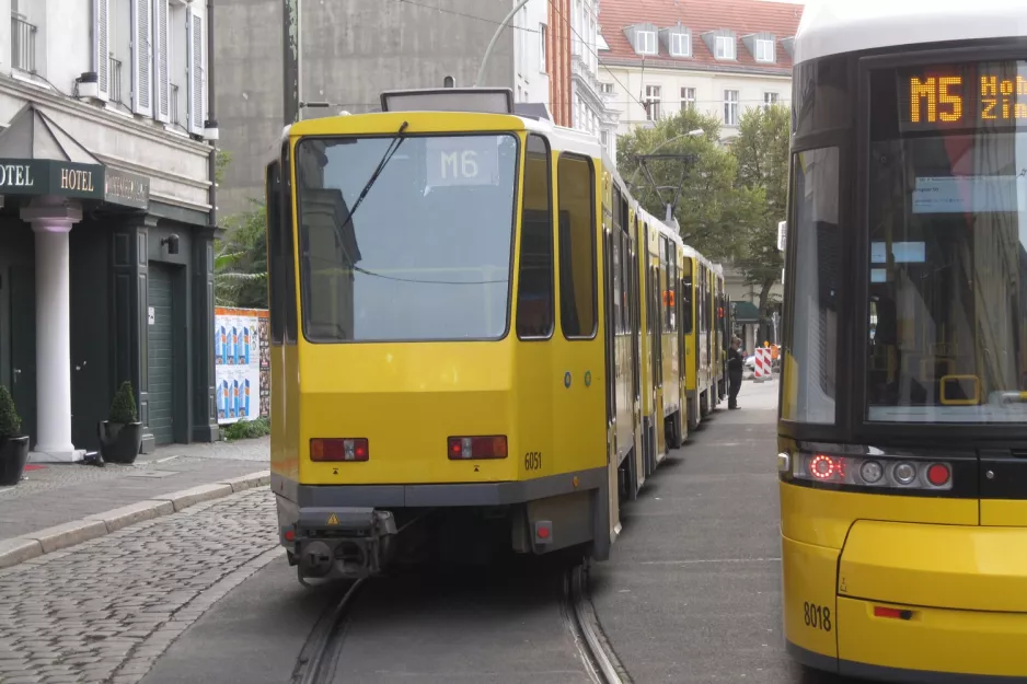 Berlin Schnelllinie M6 mit Gelenkwagen 6051 am S Hackescher Markt (2012)