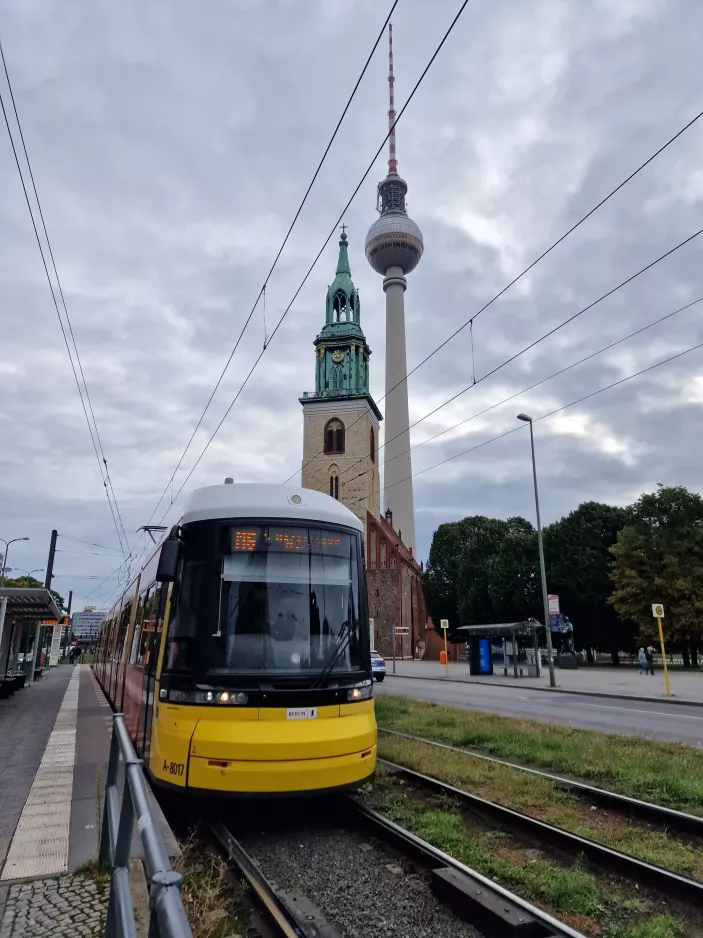 Berlin Schnelllinie M6 mit Niederflurgelenkwagen 8017 am Spandauer Str. / Marienkirche (2023)