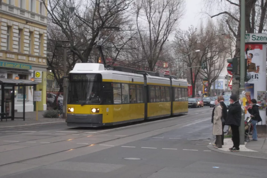 Berlin Straßenbahnlinie 12  am U Weinmeisterstr. / Gipsstr. (2007)