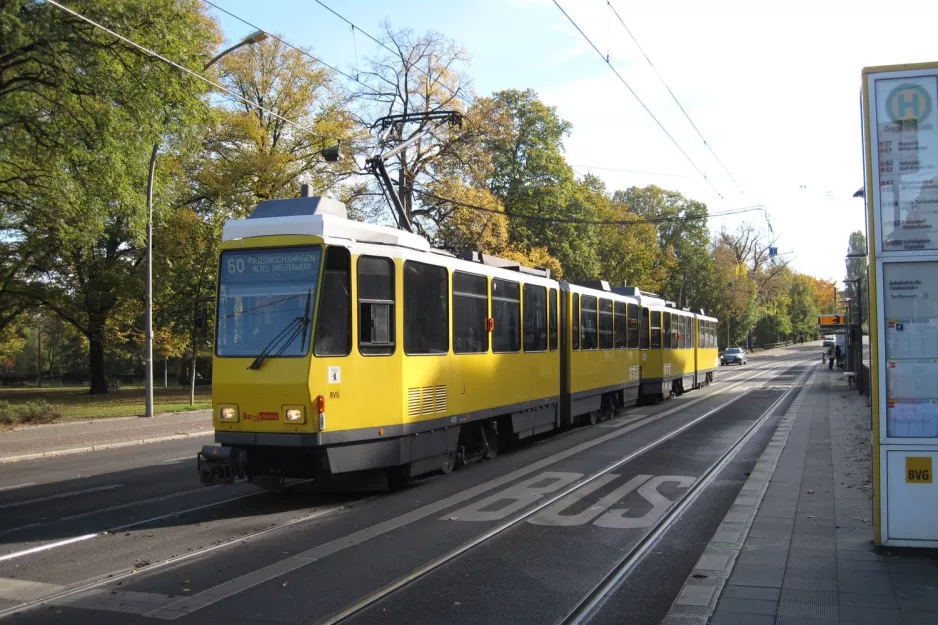 Berlin Straßenbahnlinie 60 mit Gelenkwagen 6022 am Bahnhofstraße/Lindenstraße (2012)