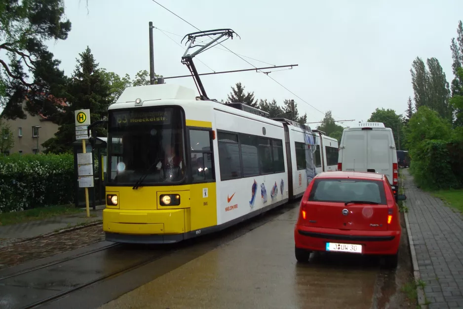 Berlin Straßenbahnlinie 63 mit Niederflurgelenkwagen 1043 am Köpenick / Hirtestr. (2013)