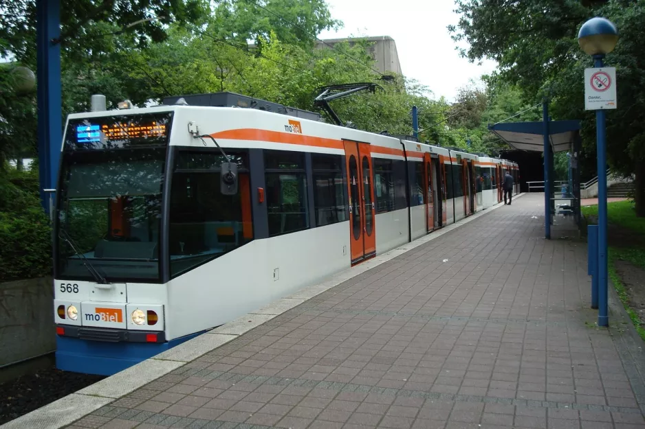 Bielefeld Straßenbahnlinie 1 mit Gelenkwagen 568 am Schildesche (2012)