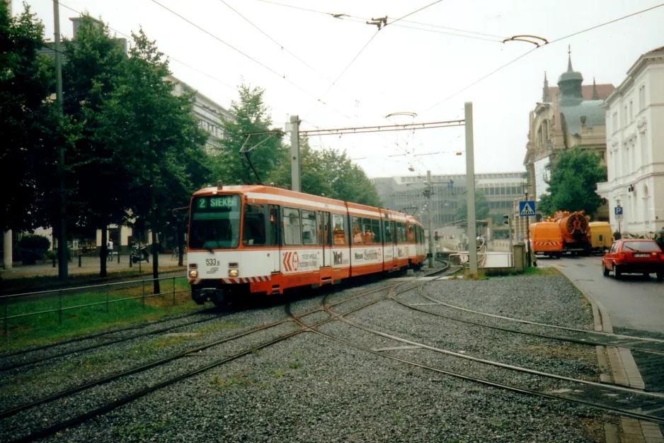 Bielefeld Straßenbahnlinie 2 mit Gelenkwagen 533nah Rathaus (1998)