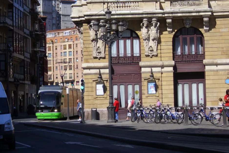 Bilbao Straßenbahnlinie A mit Niederflurgelenkwagen 404 auf Erribera Kalea (2012)