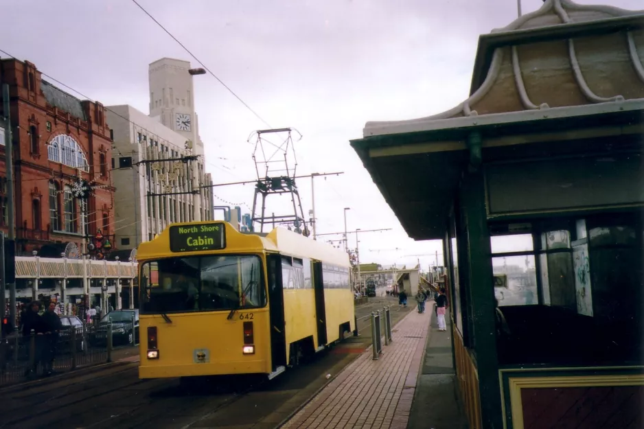 Blackpool Straßenbahnlinie T1 mit Triebwagen 642 auf Promenade (2006)