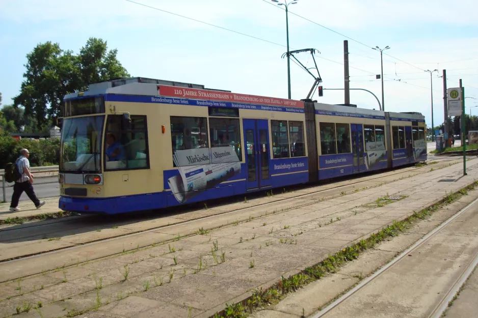 Brandenburg an der Havel Straßenbahnlinie 6 mit Niederflurgelenkwagen 102 am Hauptbahnhof (2011)