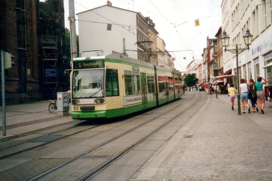 Brandenburg an der Havel Straßenbahnlinie 6 mit Niederflurgelenkwagen 102nah Neustädtischer Markt (2001)