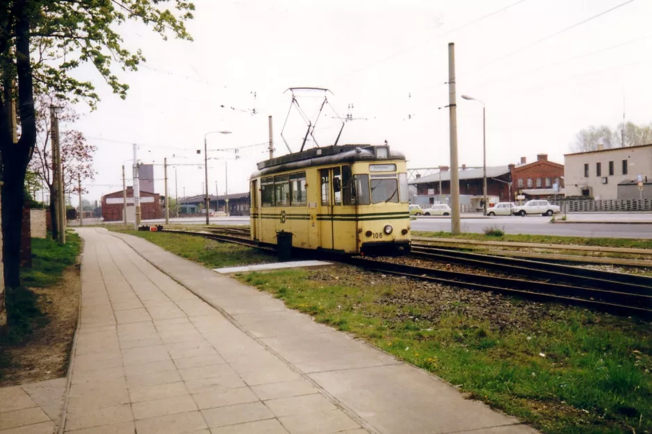 Brandenburg an der Havel Triebwagen 106 am Hauptbahnhof (1991)