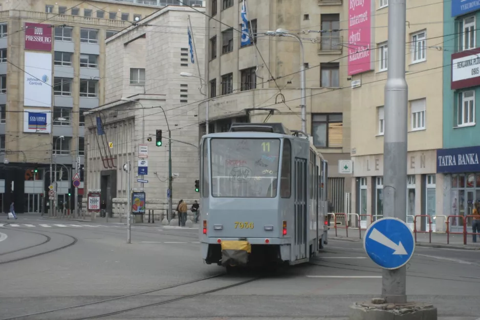 Bratislava Straßenbahnlinie 11 mit Triebwagen 7936 am Centrum (2008)