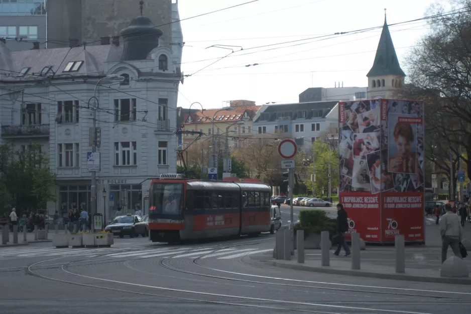 Bratislava Straßenbahnlinie 13 mit Gelenkwagen 7111 am Centrum (2008)