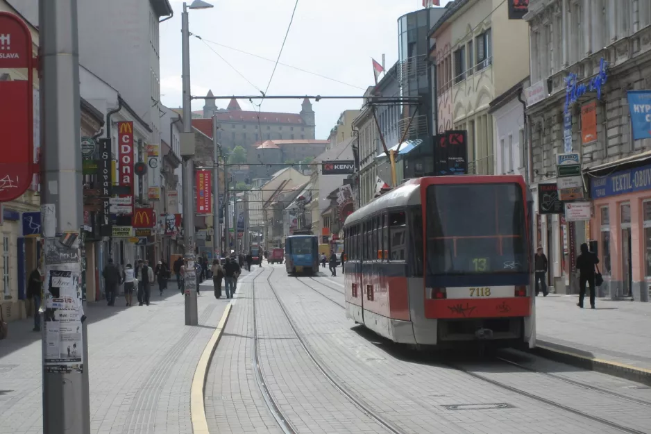 Bratislava Straßenbahnlinie 13 mit Gelenkwagen 7118 auf Obchodná (2008)