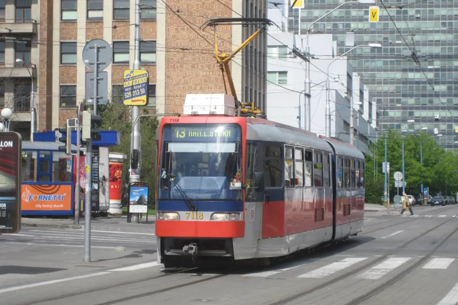 Bratislava Straßenbahnlinie 13 mit Gelenkwagen 7118 auf Radlinského (2008)