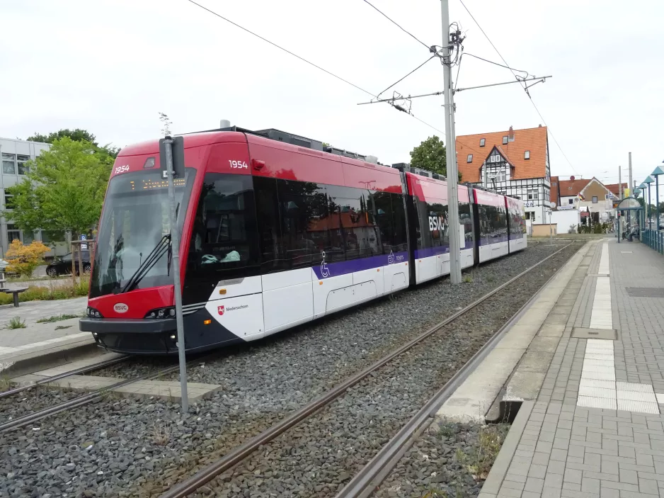 Braunschweig Straßenbahnlinie 1 mit Niederflurgelenkwagen 1954 am Nordhoffstraße (2022)