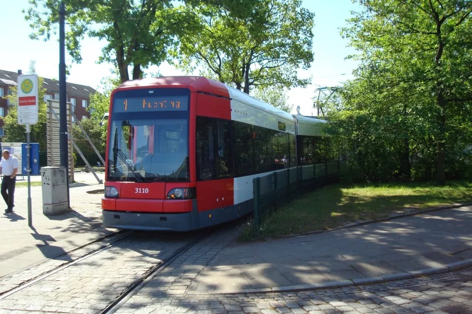 Bremen Straßenbahnlinie 1 mit Niederflurgelenkwagen 3110 am Osterholz Züricher Str. (2011)