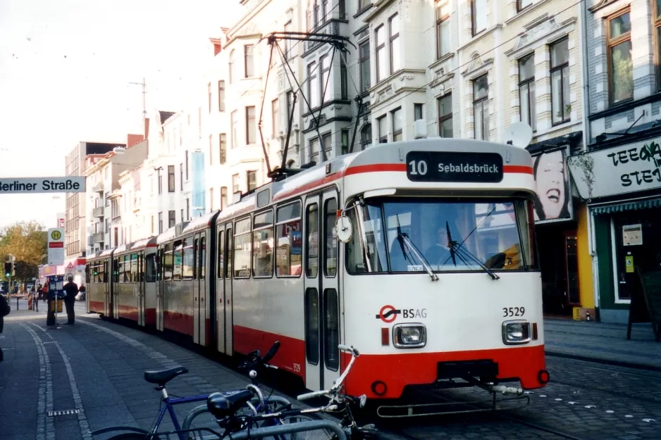 Bremen Straßenbahnlinie 10 mit Gelenkwagen 3529 am Brunnenstr. (2003)