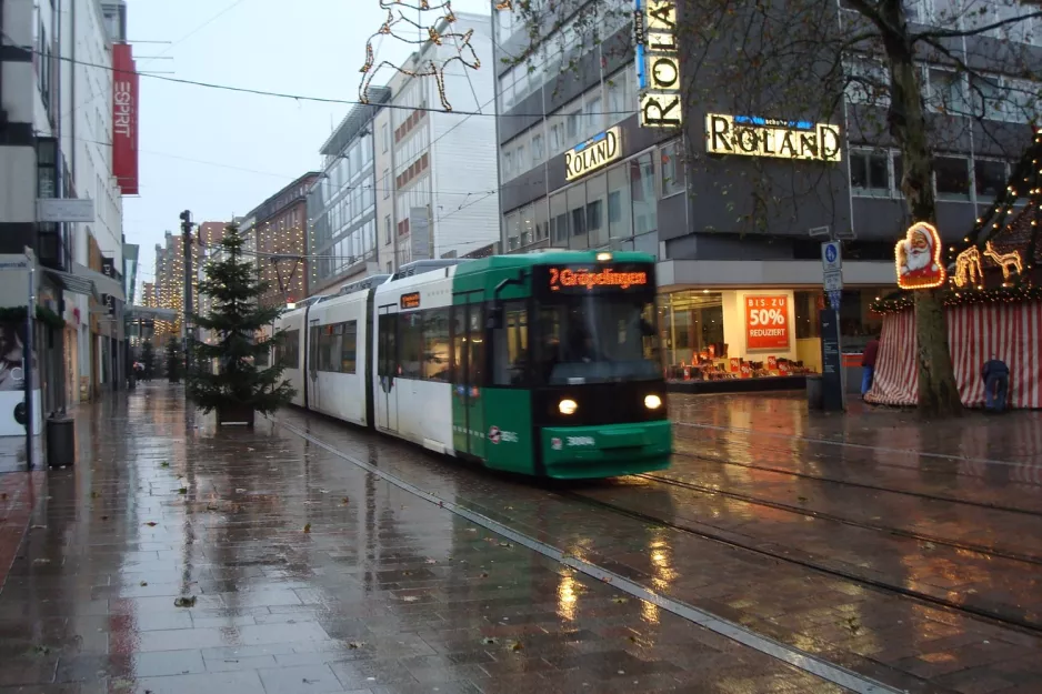 Bremen Straßenbahnlinie 2 mit Niederflurgelenkwagen 3004 auf Obernstr. (2012)