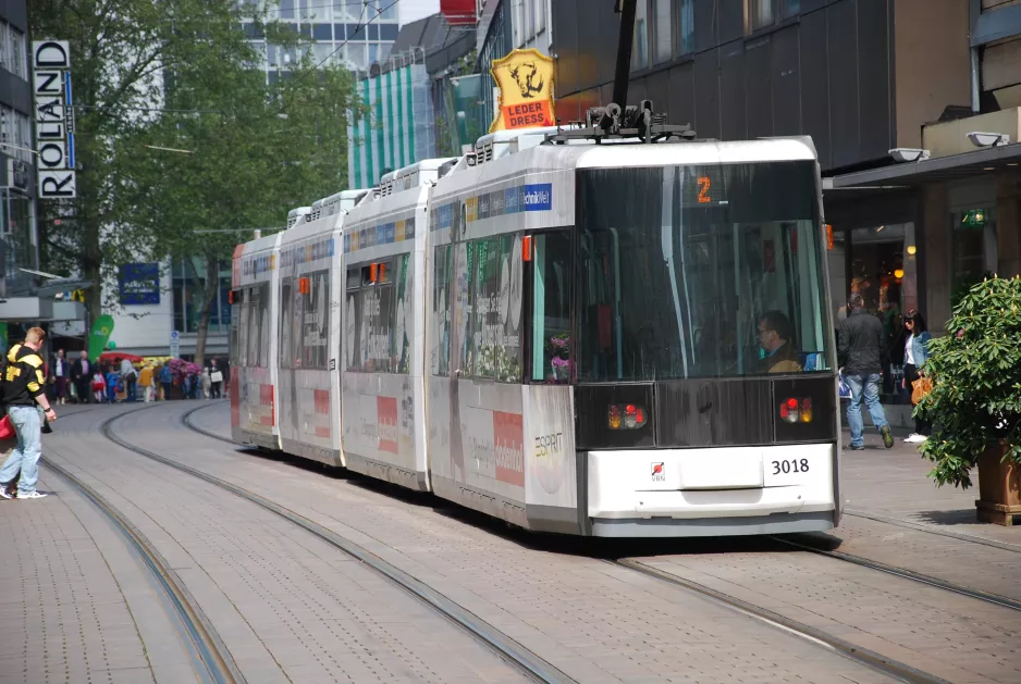 Bremen Straßenbahnlinie 2 mit Niederflurgelenkwagen 3018 auf Obernstr. (2014)