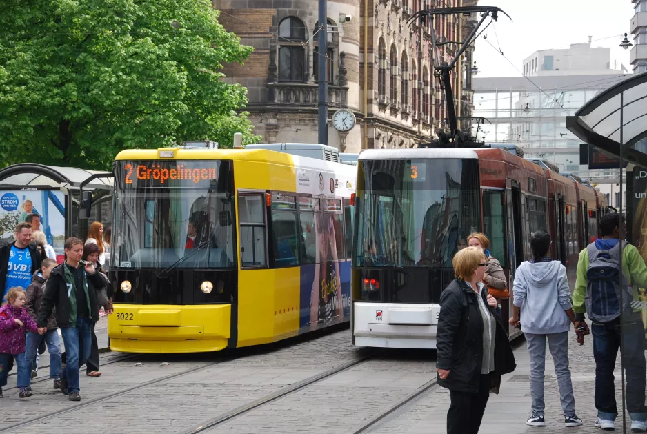 Bremen Straßenbahnlinie 2 mit Niederflurgelenkwagen 3022 am Domsheide (2014)