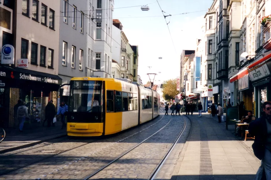 Bremen Straßenbahnlinie 3 mit Niederflurgelenkwagen 3016 am Brunnenstr. (2003)